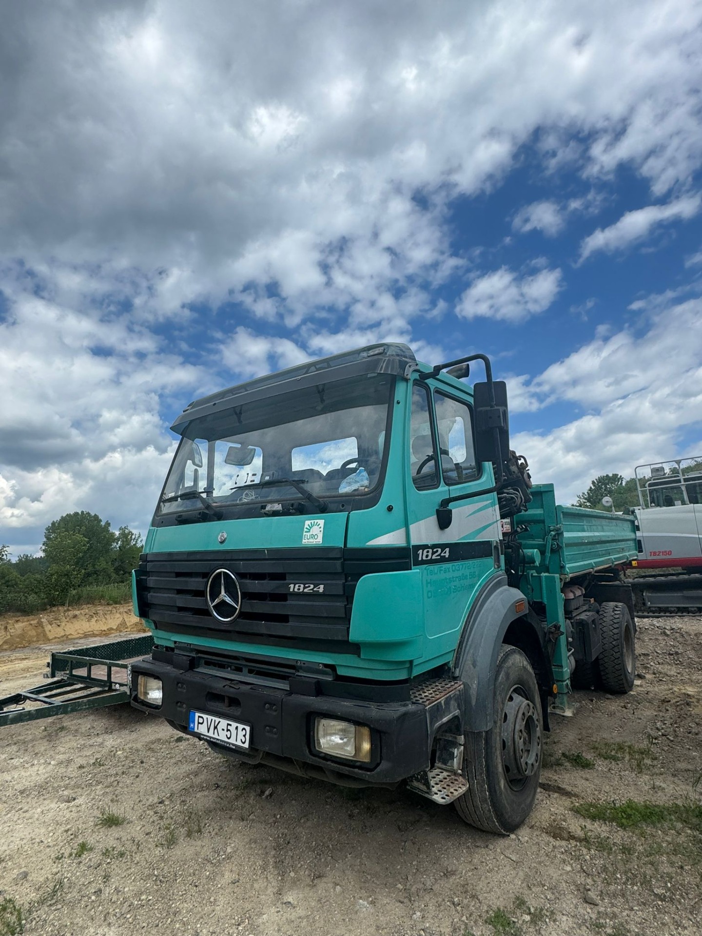 Mercedes billenő platós tehergépjármű oldalnézete